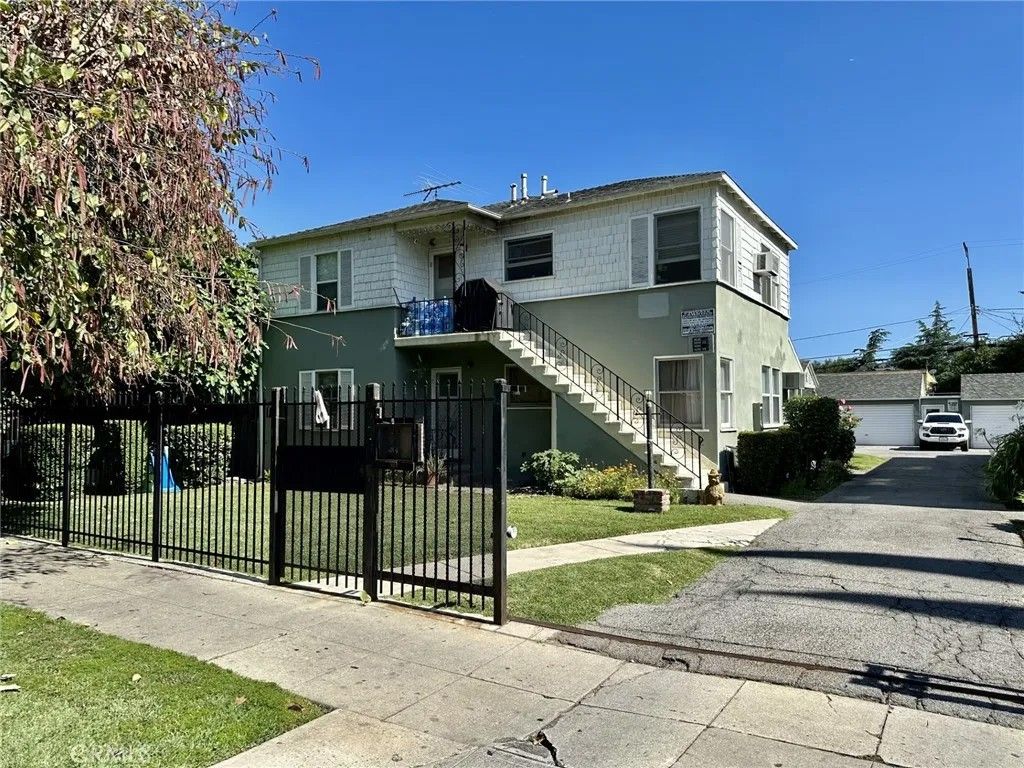 Photo of 14240 Delano Street, Van Nuys, CA 91401 (MLS # SR26074827)