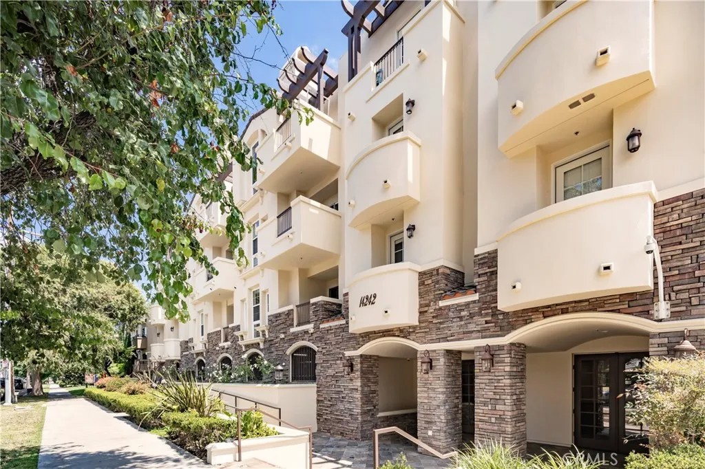 14242 Burbank 307