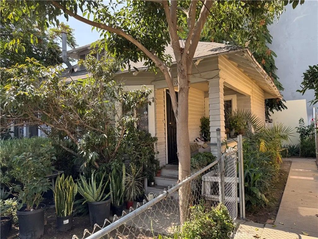 Photo of 1935 Arapahoe, Los Angeles, CA 90007 (MLS # SR26015427)