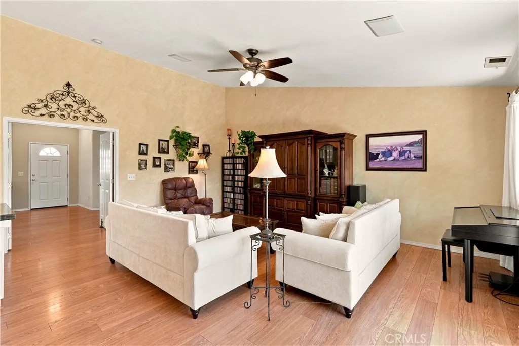 25 Rainbow Court