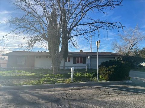 Photo of 14912 Condor Rd, Victorville, CA 92394 (MLS # HD26012516)
