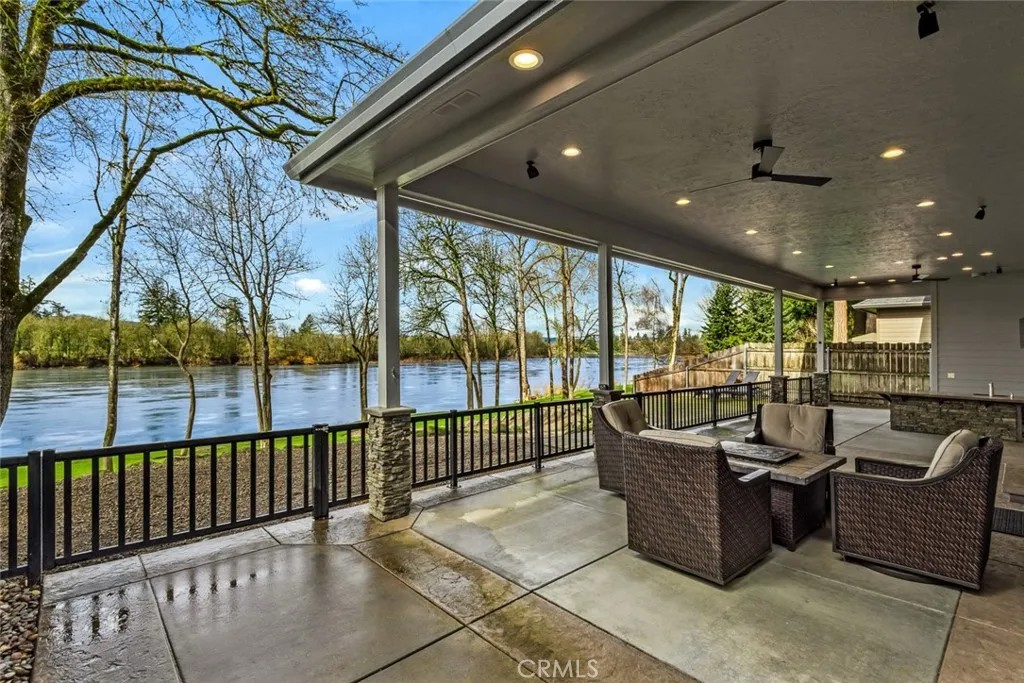 3925 Rivercrest Drive North
