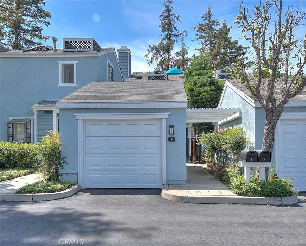 700 E Lake Drive East 7