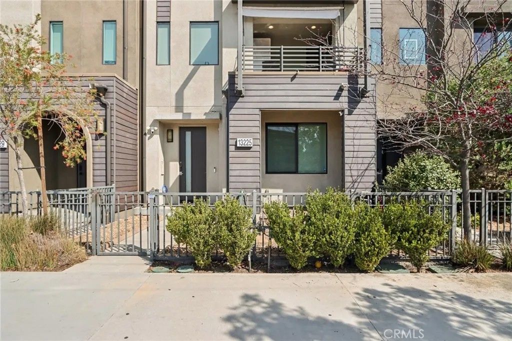 Photo of 13225 Victory Boulevard, Valley Glen, CA 91401 (MLS # SR26092111)
