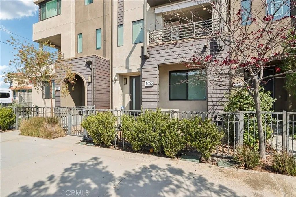 Photo of 13225 Victory Boulevard, Valley Glen, CA 91401 (MLS # SR26092111)