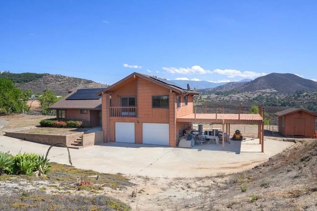 Photo of 11445 Calle Oro Verde, Valley Center, CA 92082 (MLS # NDP2509364)