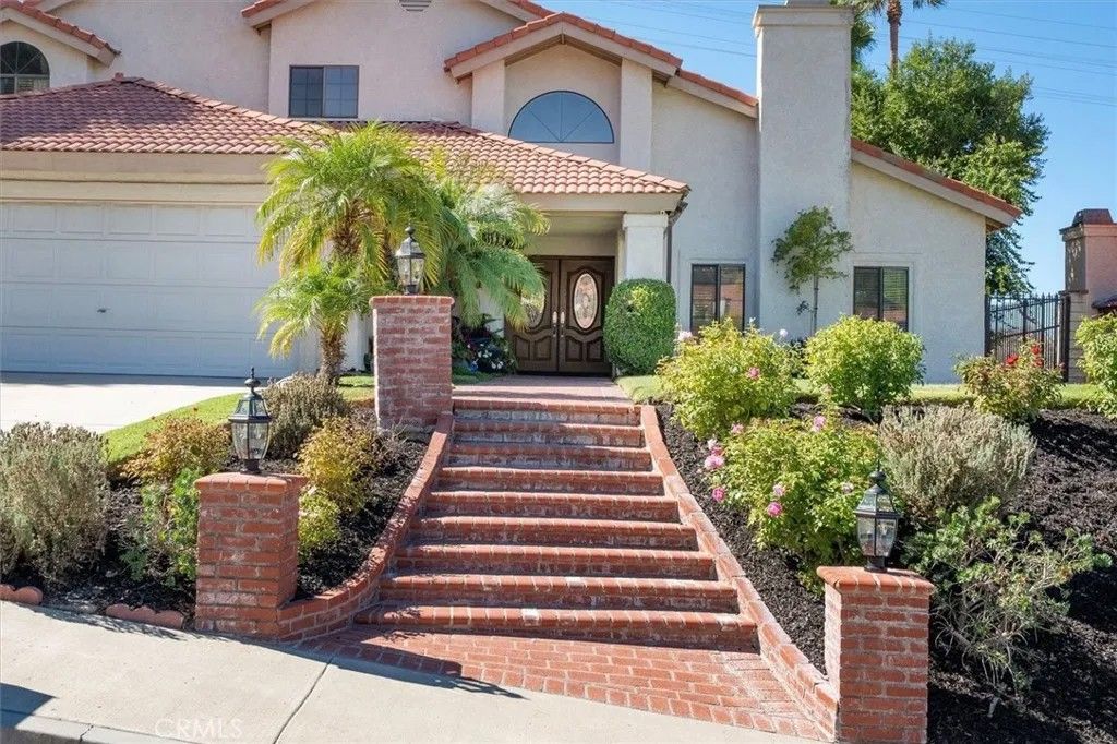 Photo of 27641 Sutters Pointe Dr, Saugus, CA 91350 (MLS # SR25245417)