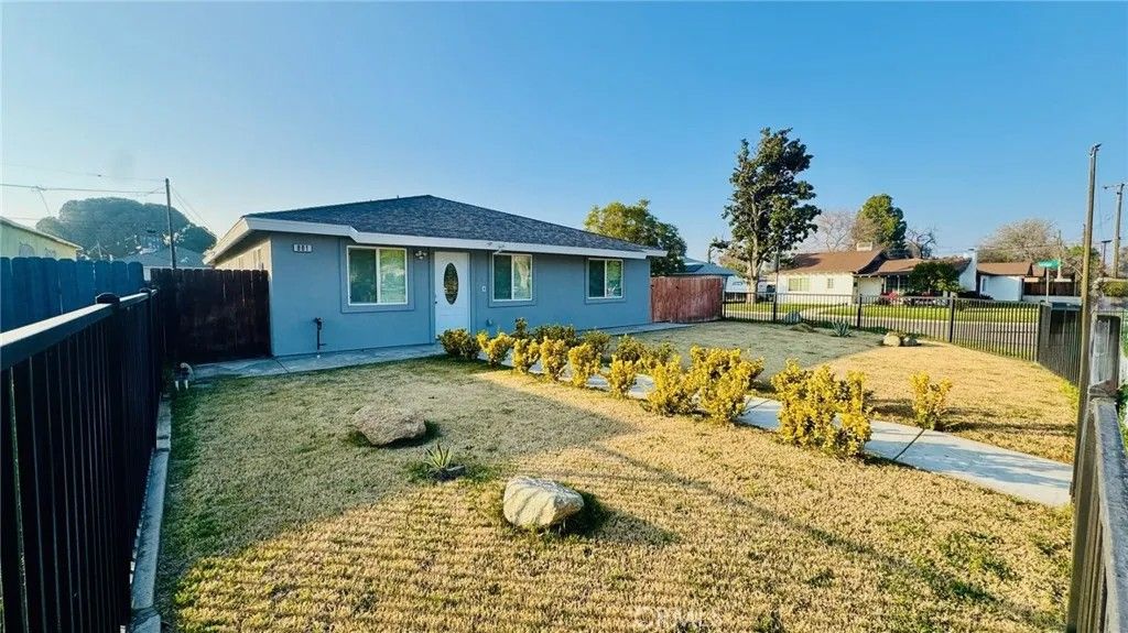 Photo of 801 S Oleander Ave, Bakersfield, CA 93304 (MLS # SR26012445)
