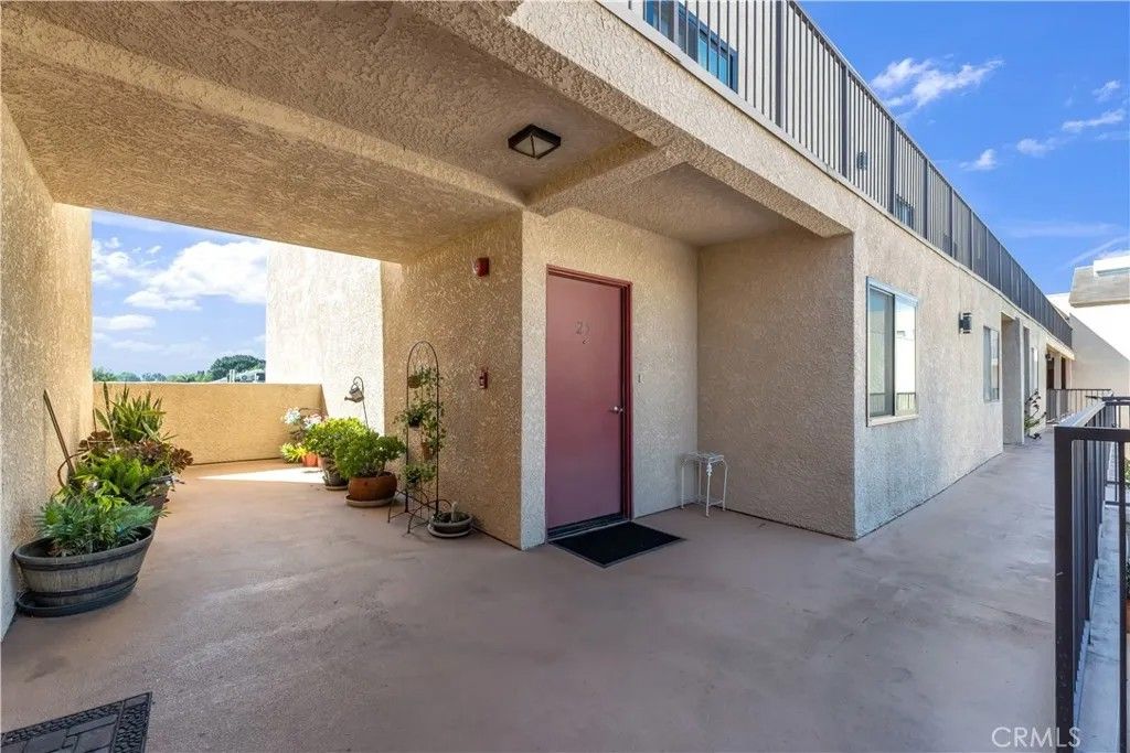 Photo of 21040 Parthenia St, Canoga Park, CA 91304 (MLS # SR26054594)