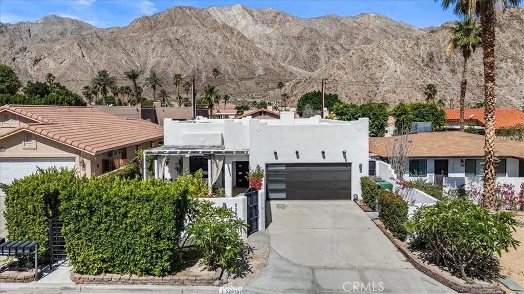 Photo of 52815 Avenida Alvarado, La Quinta, CA 92253 (MLS # OC26101988)