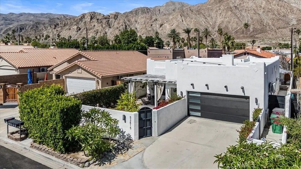 Photo of 52815 Avenida Alvarado, La Quinta, CA 92253 (MLS # OC26101988)