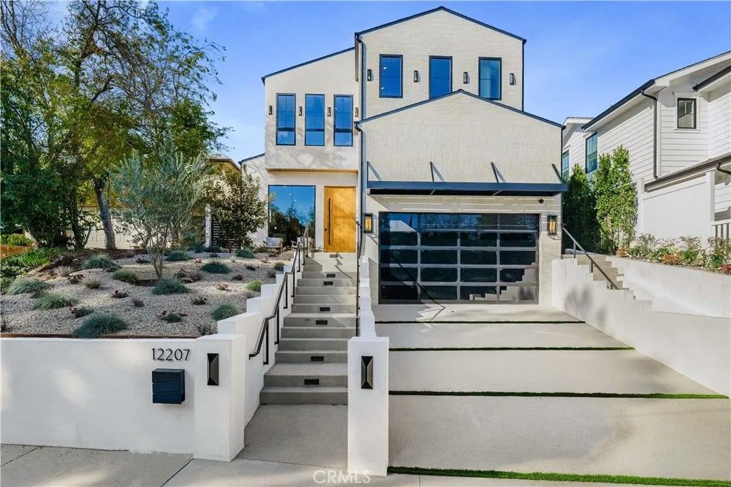 Photo of 12207 Valleyheart Drive, Studio City, CA 91604 (MLS # SR26054087)