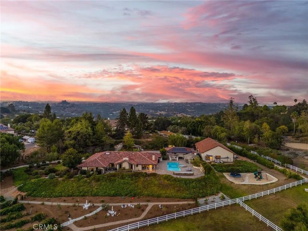 Photo of 4 Golden Meadow Lane, Fallbrook, CA 92028 (MLS # SW25180832)