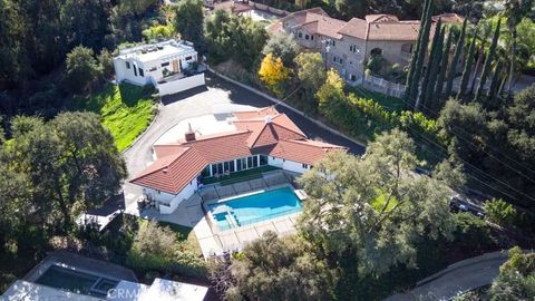 Photo of 4620 Caritina Dr, Tarzana, CA 91356 (MLS # SR26088417)