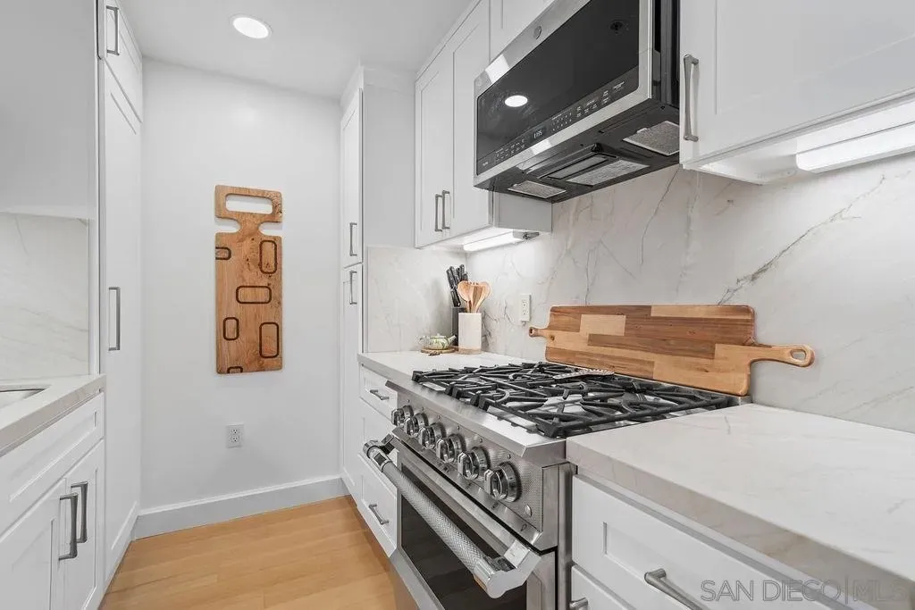 San Diego, California 92101, United States, 3 Bedrooms Bedrooms, ,3 BathroomsBathrooms,Residential,Active,217109