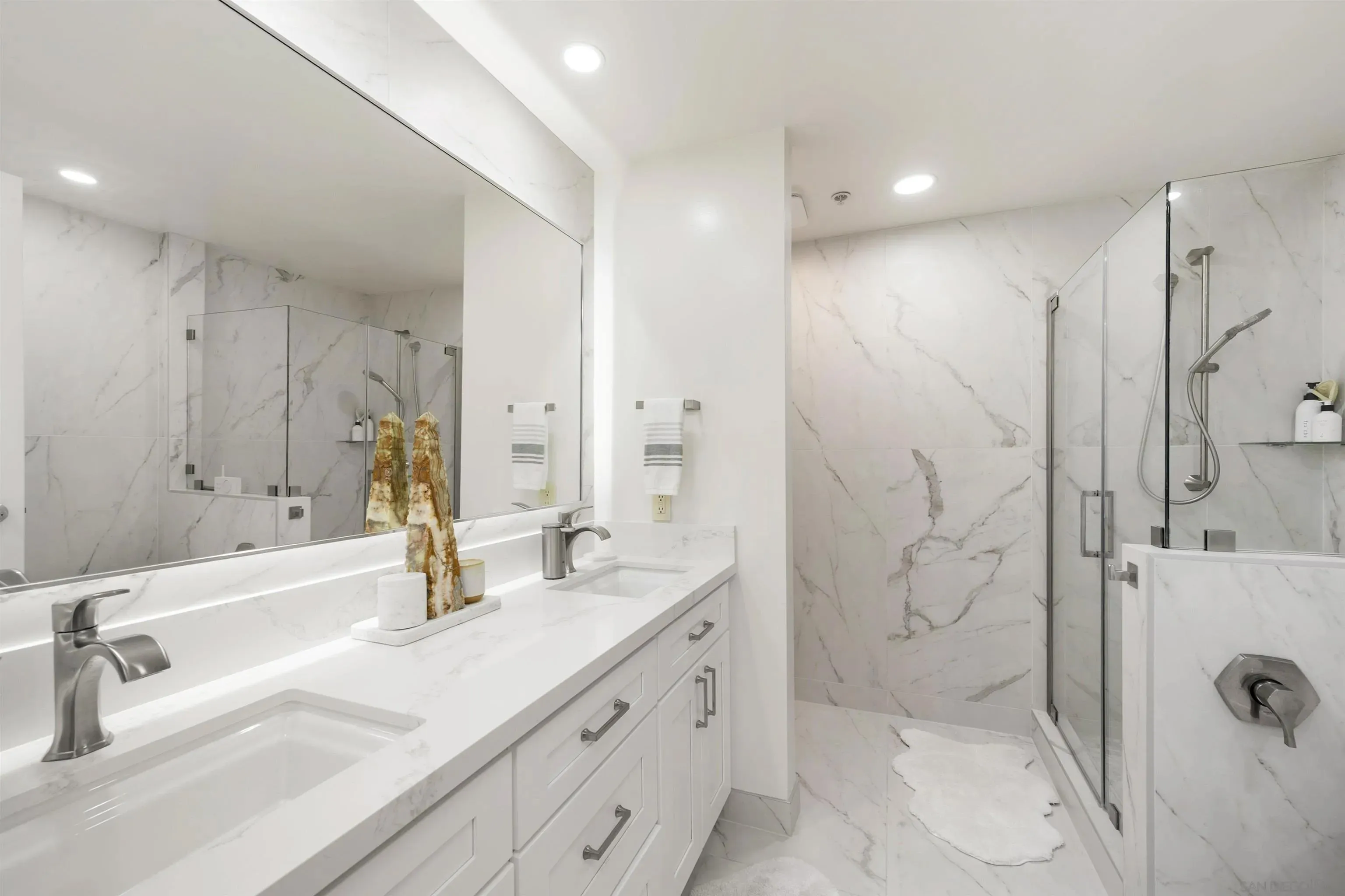 San Diego, California 92101, United States, 3 Bedrooms Bedrooms, ,3 BathroomsBathrooms,Residential,Active,217109