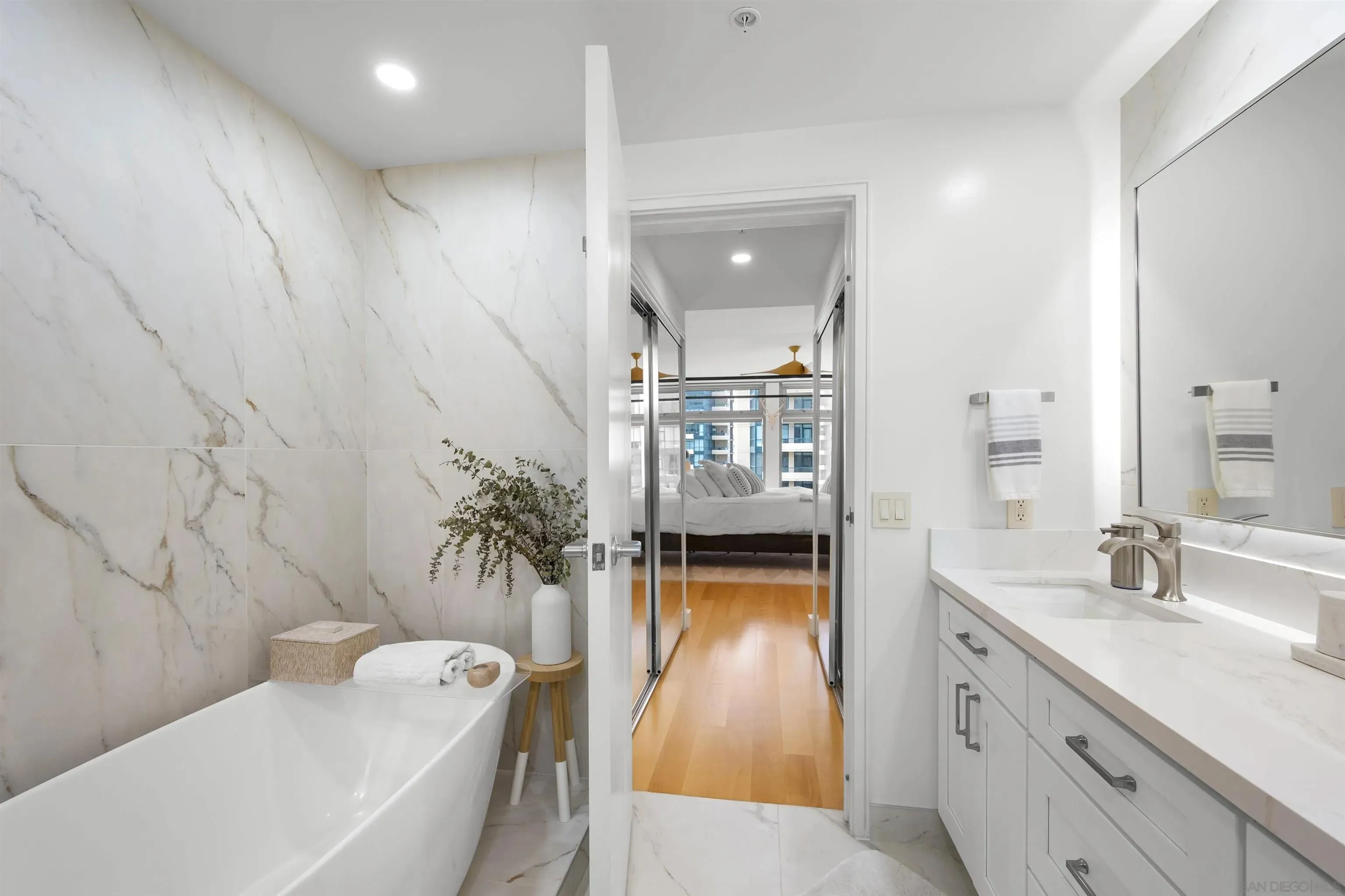 San Diego, California 92101, United States, 3 Bedrooms Bedrooms, ,3 BathroomsBathrooms,Residential,Active,217109