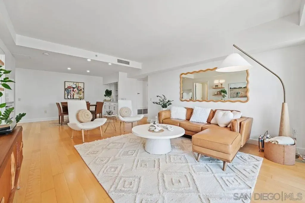 San Diego, California 92101, United States, 3 Bedrooms Bedrooms, ,3 BathroomsBathrooms,Residential,Active,217109