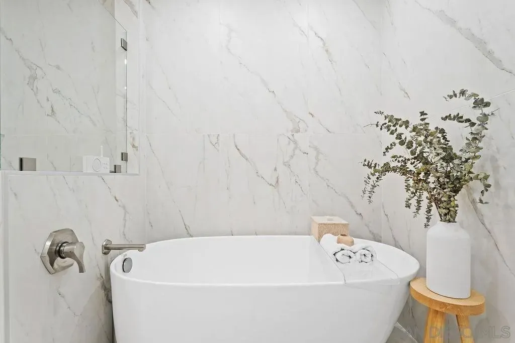 San Diego, California 92101, United States, 3 Bedrooms Bedrooms, ,3 BathroomsBathrooms,Residential,Active,217109