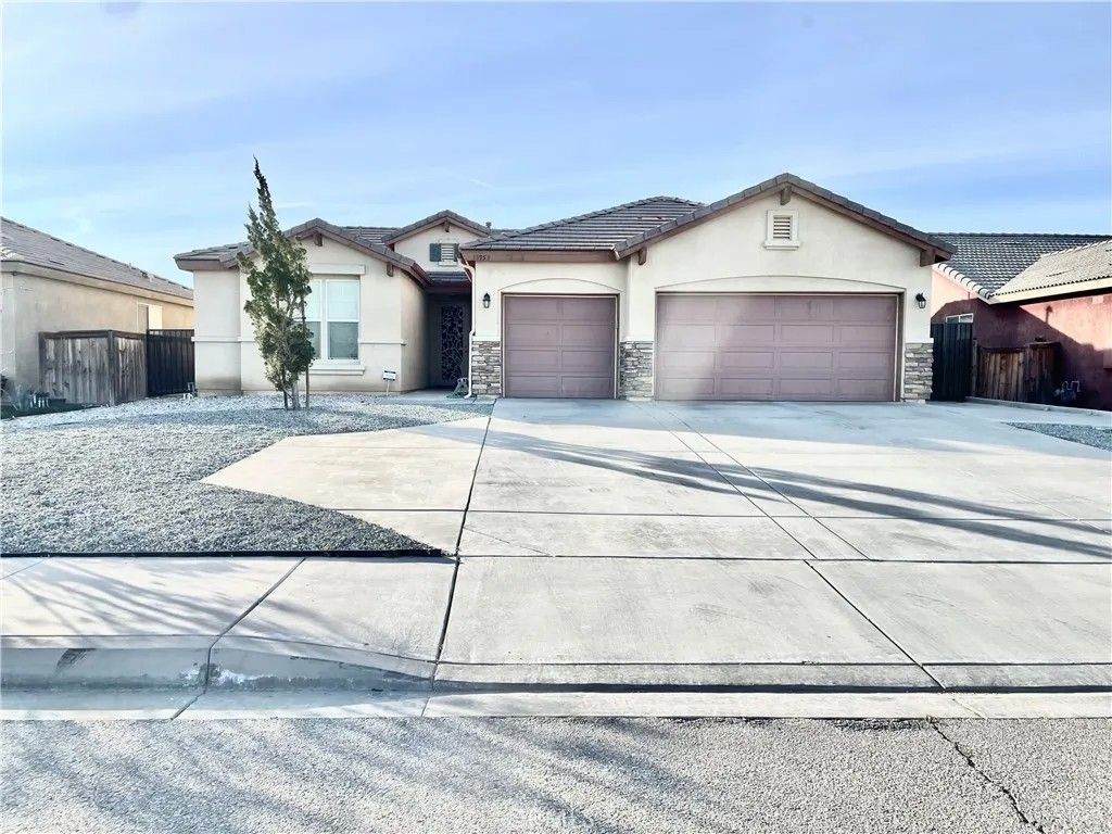 Photo of 13953 Tawney Ridge Ln, Victorville, CA 92394 (MLS # CV26030162)