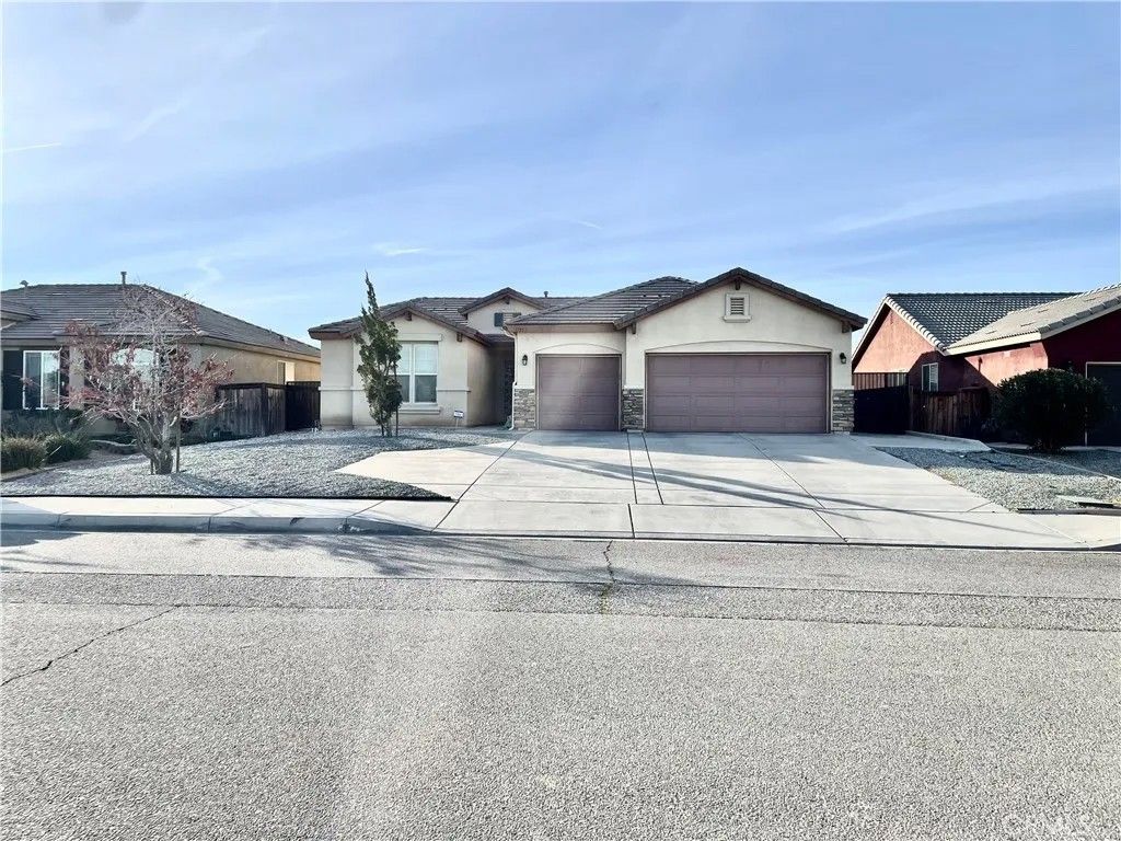 Photo of 13953 Tawney Ridge Ln, Victorville, CA 92394 (MLS # CV26030162)