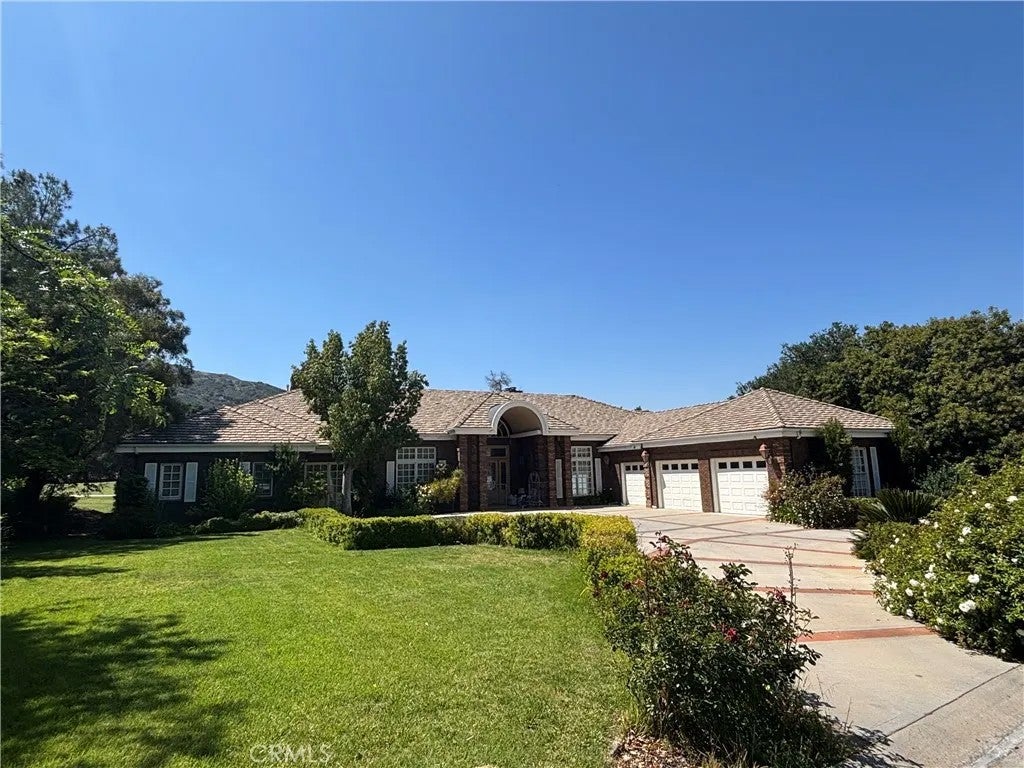 Photo of 38261 Shoal Creek Dr, Murrieta, CA 92562 (MLS # TR26117907)