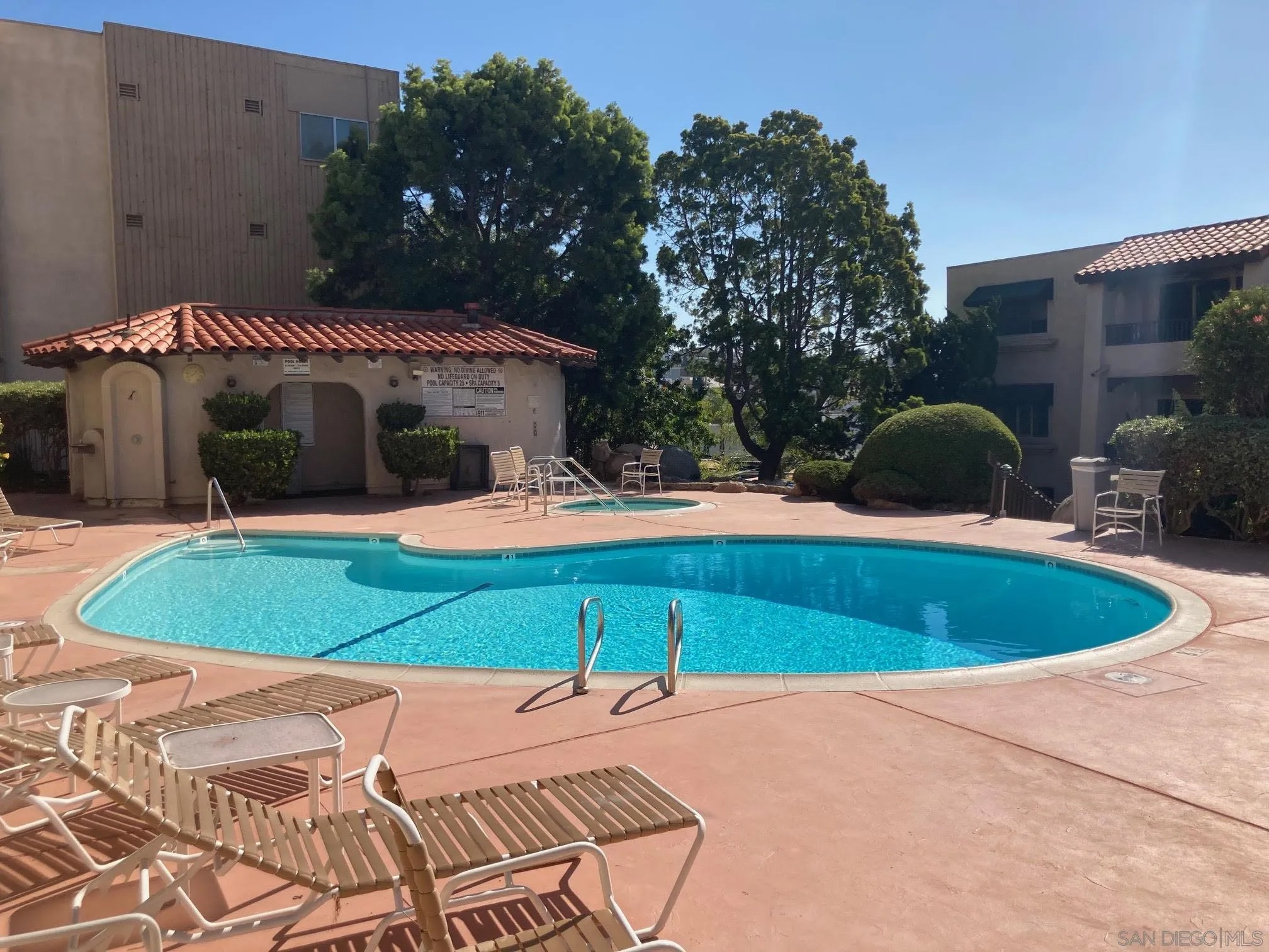 2540 Clairemont Dr. 202