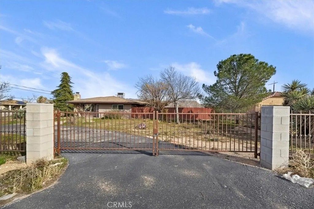 Photo of 13285 Mesquite Rd, Apple Valley, CA 92308 (MLS # IG25238838)