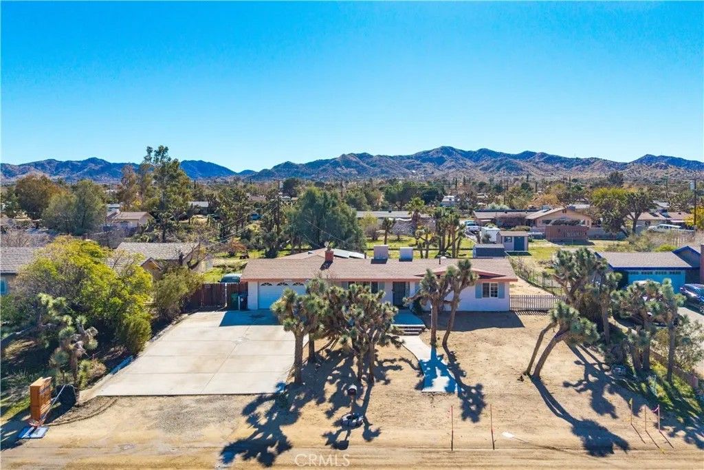 Photo of 56605 Taos Trail, Yucca Valley, CA 92284 (MLS # JT26009311)