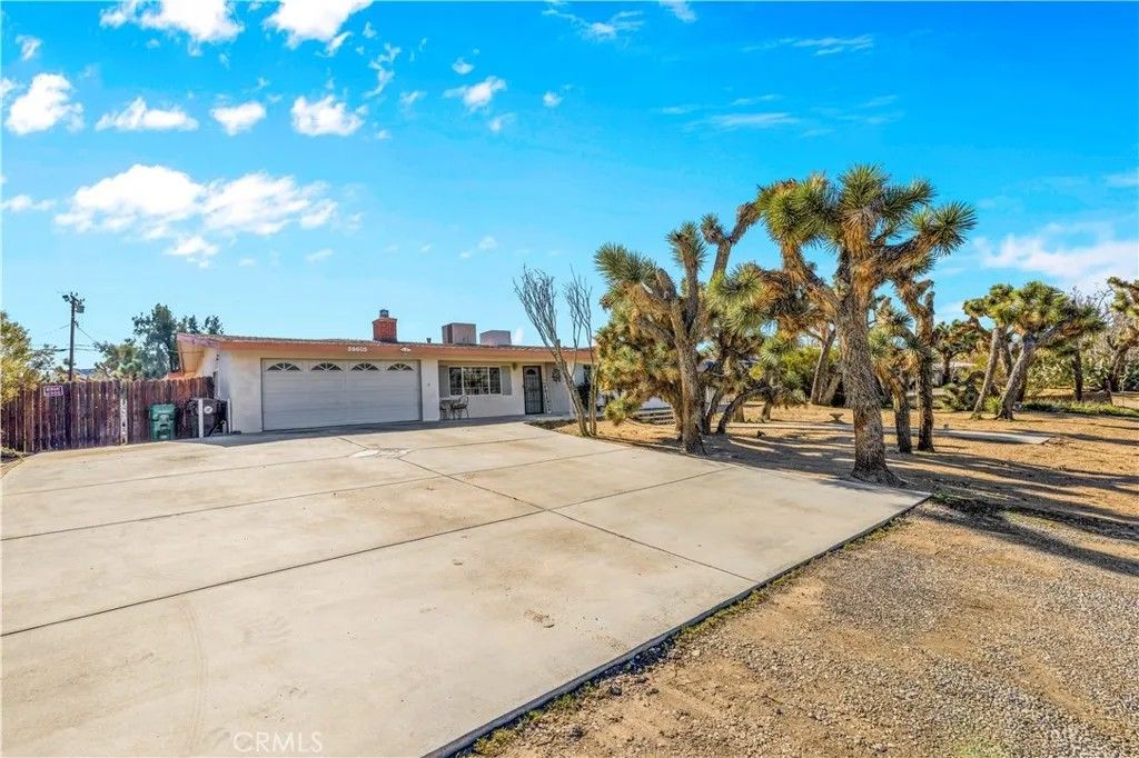 Photo of 56605 Taos Trail, Yucca Valley, CA 92284 (MLS # JT26009311)