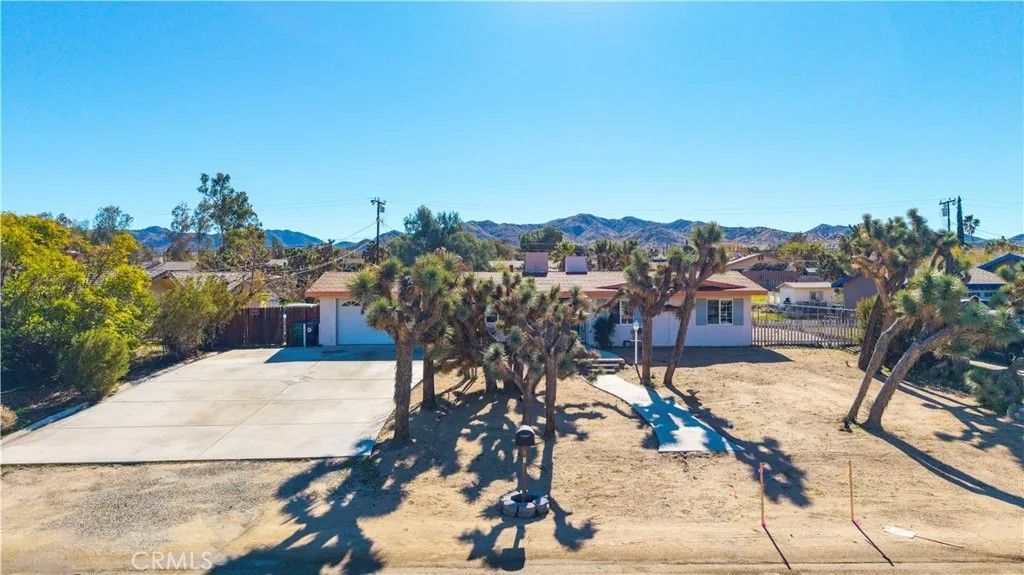 Photo of 56605 Taos Trail, Yucca Valley, CA 92284 (MLS # JT26009311)