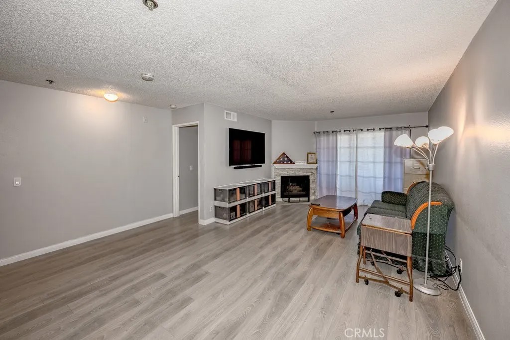 6545 Reseda Boulevard 3