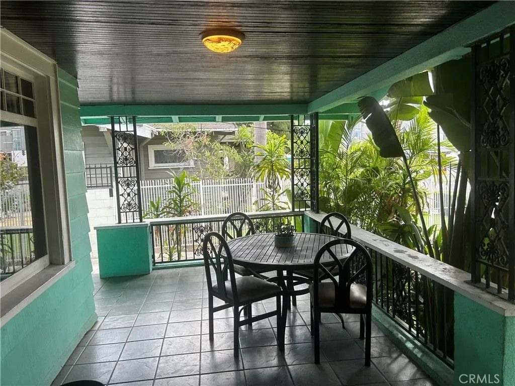 Photo of 4727 Oakwood Avenue, Los Angeles, CA 90004 (MLS # SR26020980)