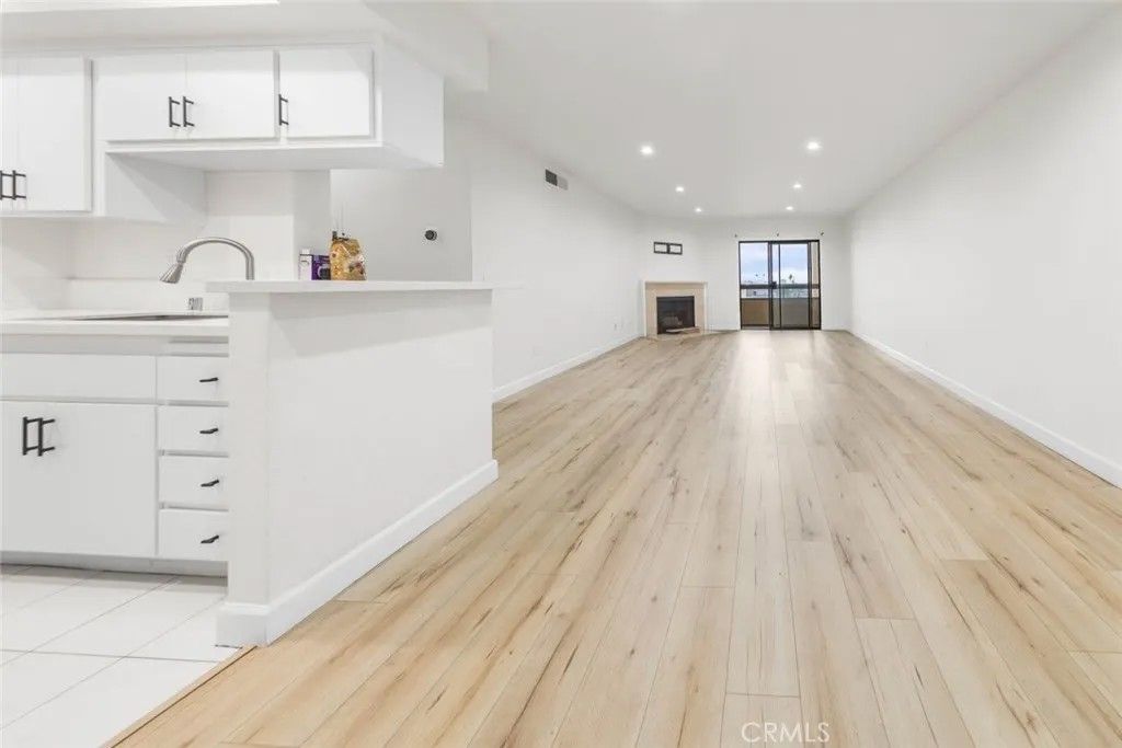 Photo of 424 Oak Street #324, Glendale, CA 91204 (MLS # GD25279796)