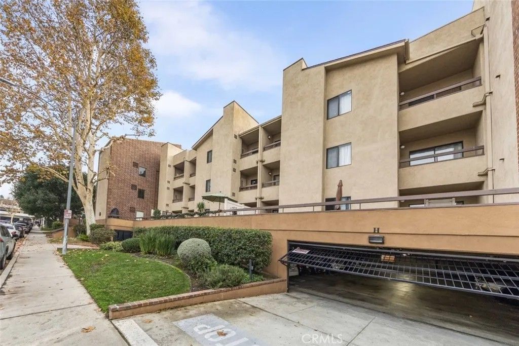 Photo of 424 Oak Street #324, Glendale, CA 91204 (MLS # GD25279796)