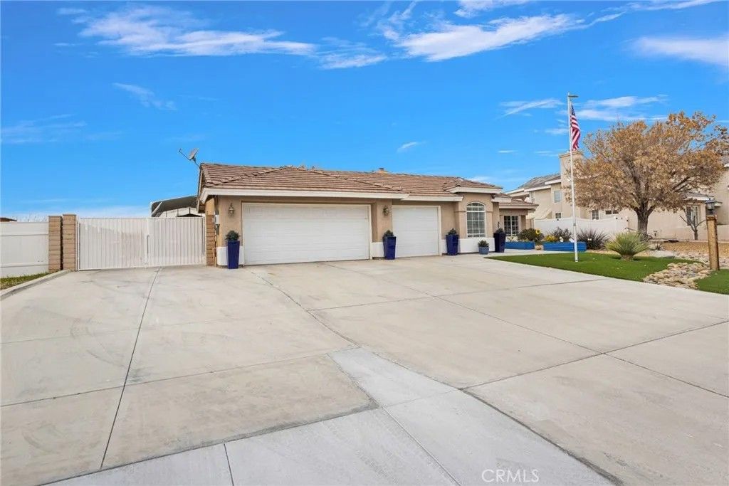 Photo of 12840 Mar Vista Drive, Apple Valley, CA 92308 (MLS # HD26031180)