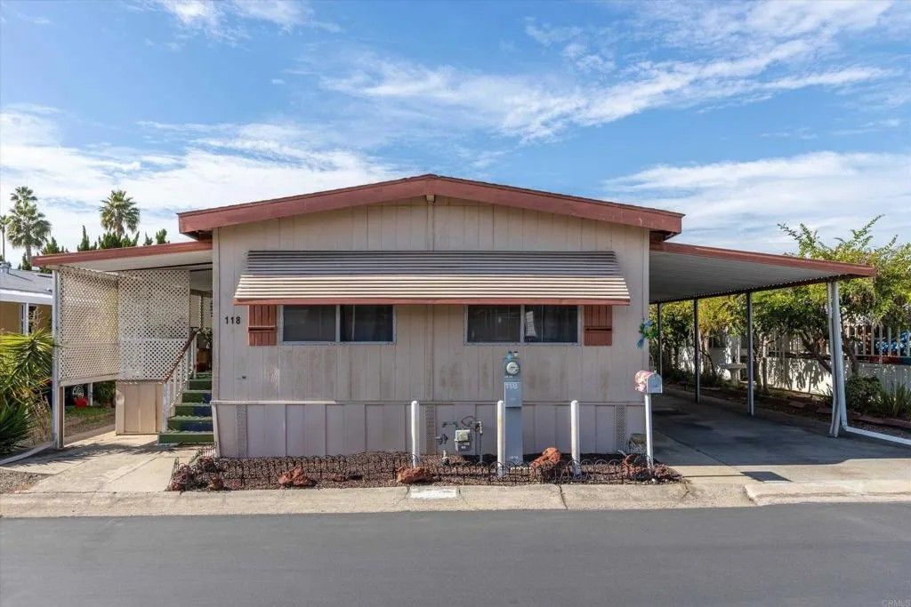 Photo of 1010 E Bobier Dr #118, Vista, CA 92084 (MLS # NDP2510950)