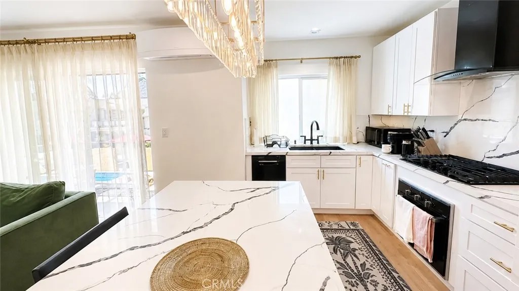 1233 N Laurel 211