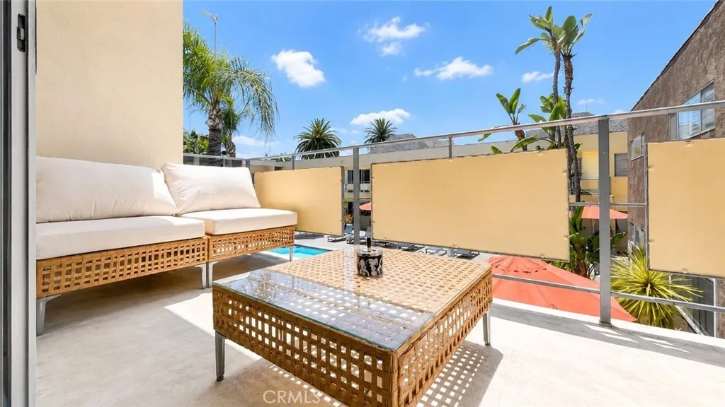 1233 N Laurel 211