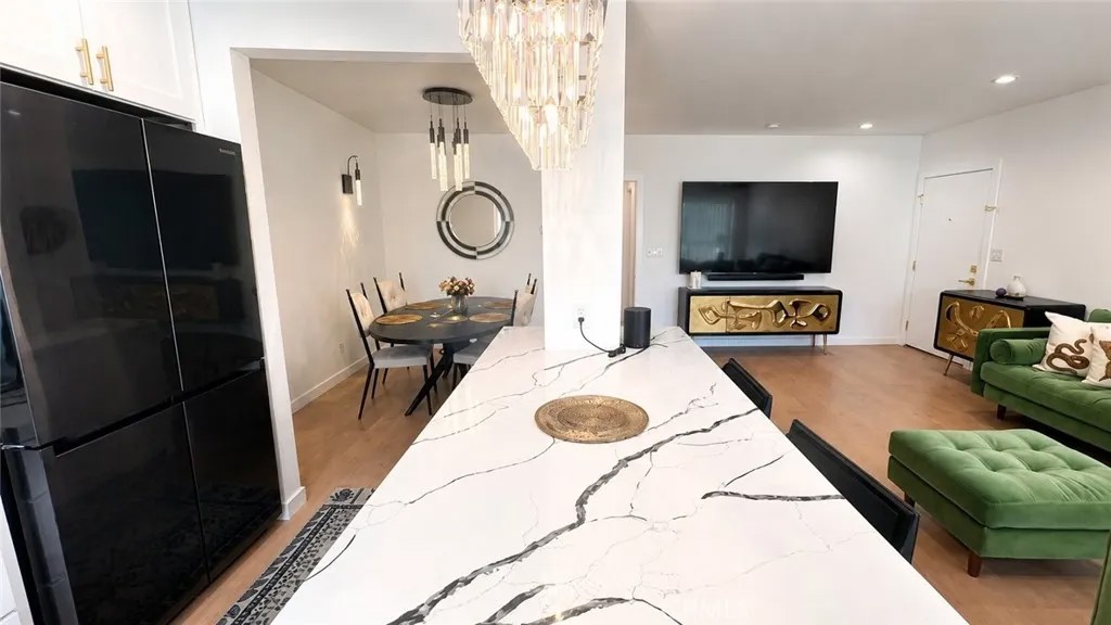 1233 N Laurel 211