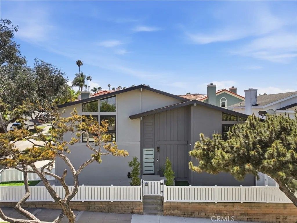 Photo of 729 N Juanita Ave, Redondo Beach, CA 90277 (MLS # SB26075832)