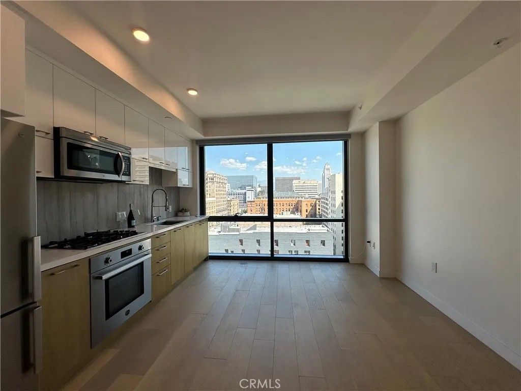 Photo of 400 S Broadway #1004, Los Angeles, CA 90013 (MLS # CV26052307)