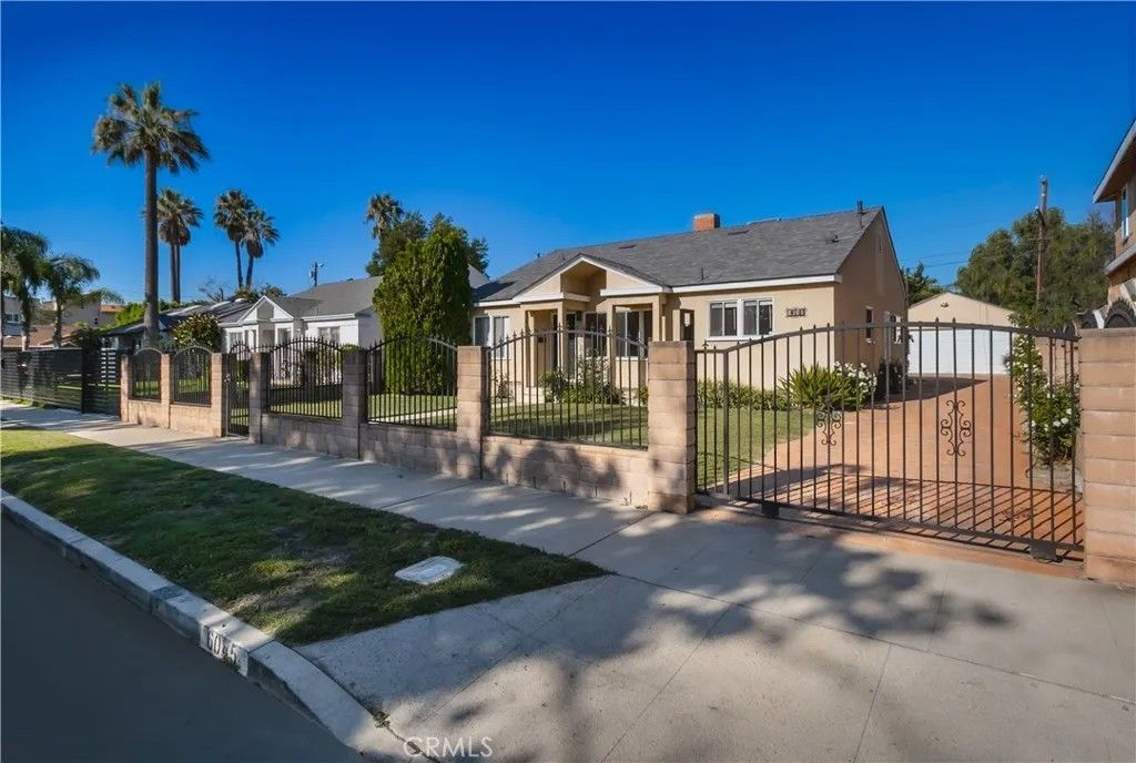 Photo of 6045 Teesdale Avenue, North Hollywood, CA 91606 (MLS # SR26026920)