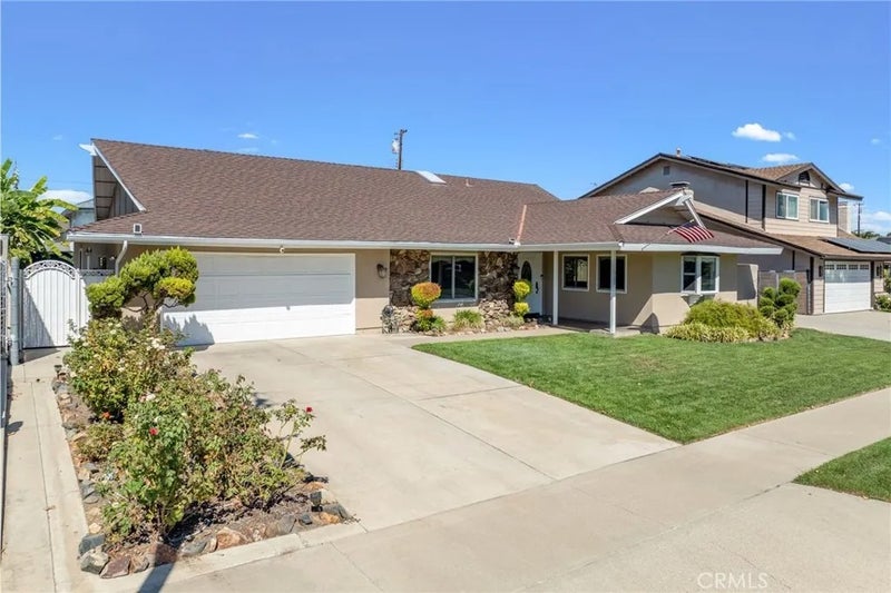 1529 E San Alto