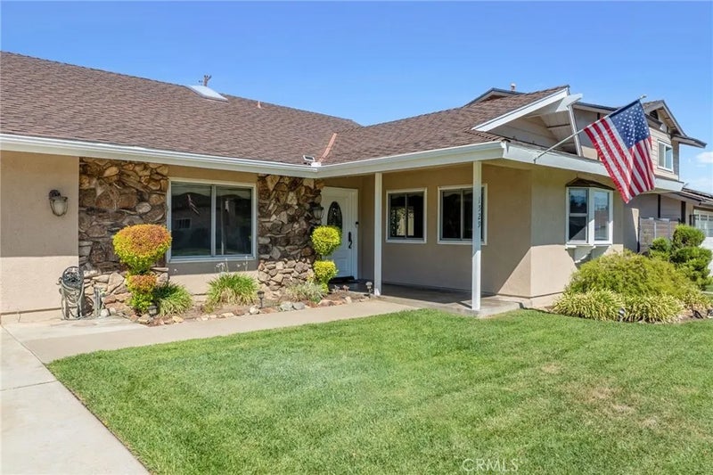 1529 E San Alto