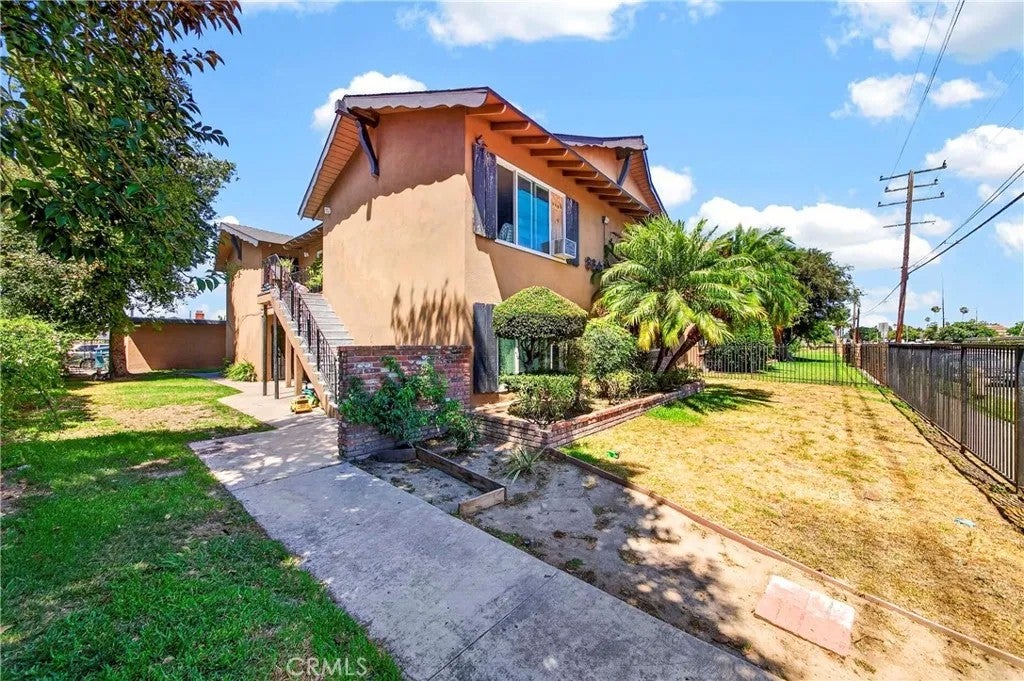 8641 Cerritos