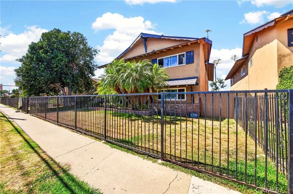 8641 Cerritos