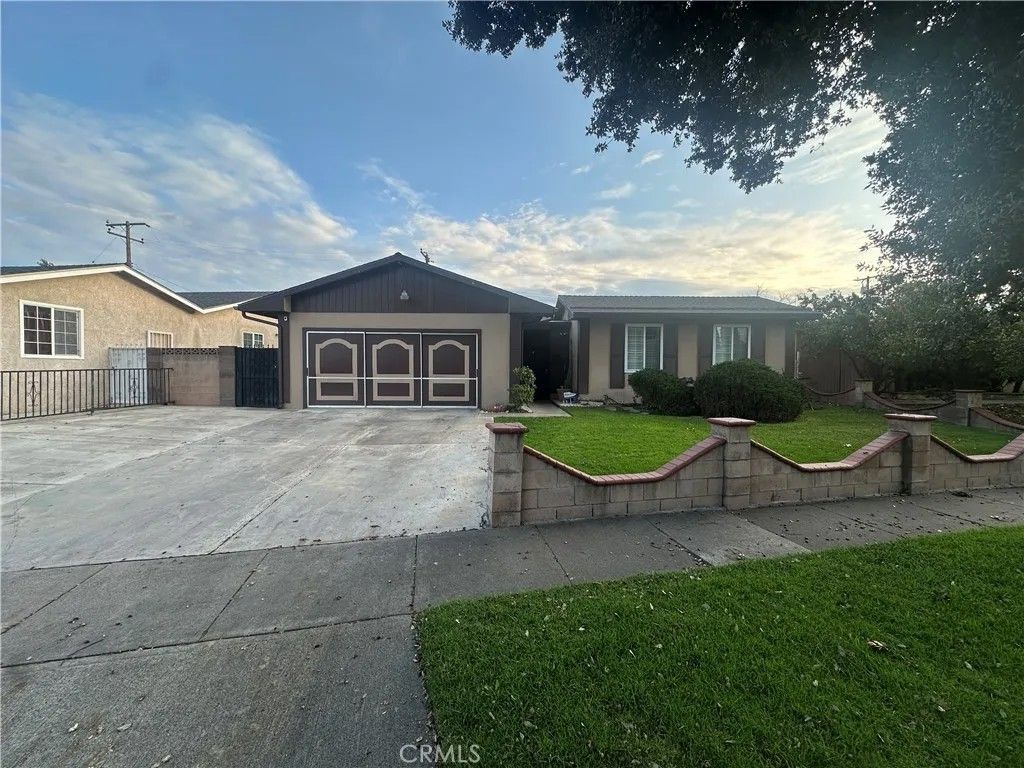 Photo of 1728 W Flora St, Santa Ana, CA 92704 (MLS # IV25281999)