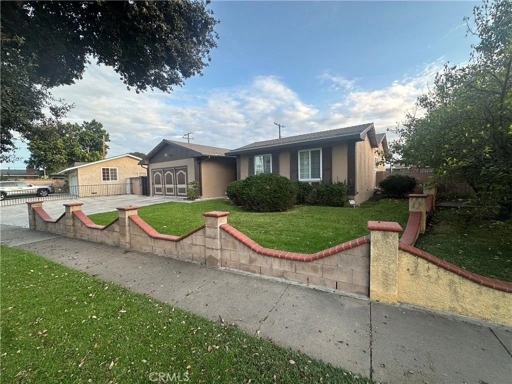 Photo of 1728 W Flora St, Santa Ana, CA 92704 (MLS # IV25281999)