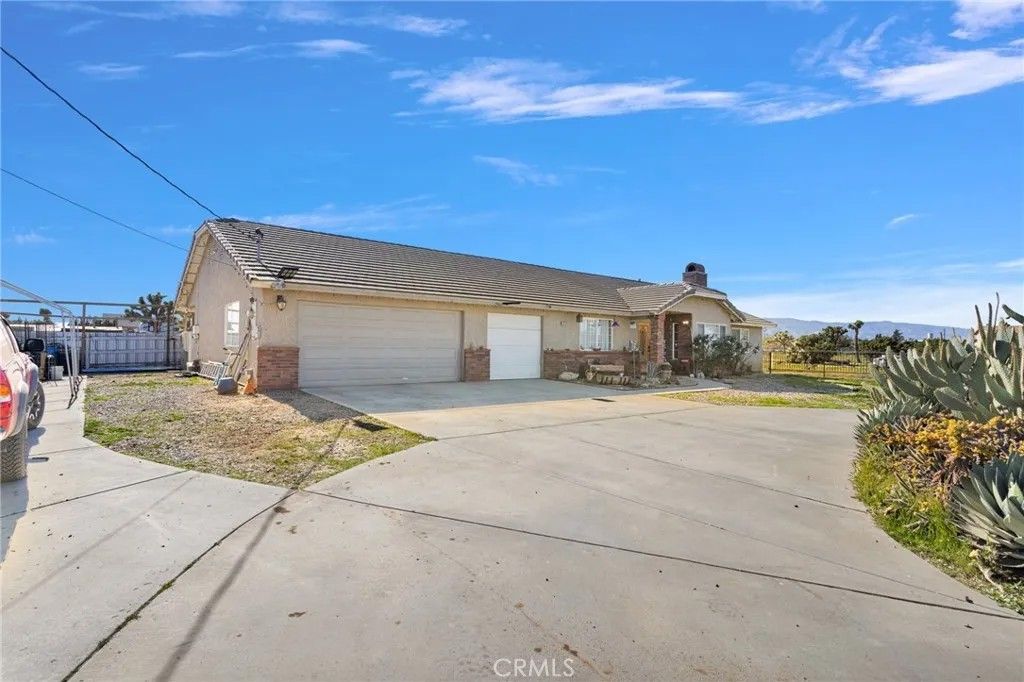 Photo of 10276 Aster Road, Oak Hills, CA 92344 (MLS # HD26027540)